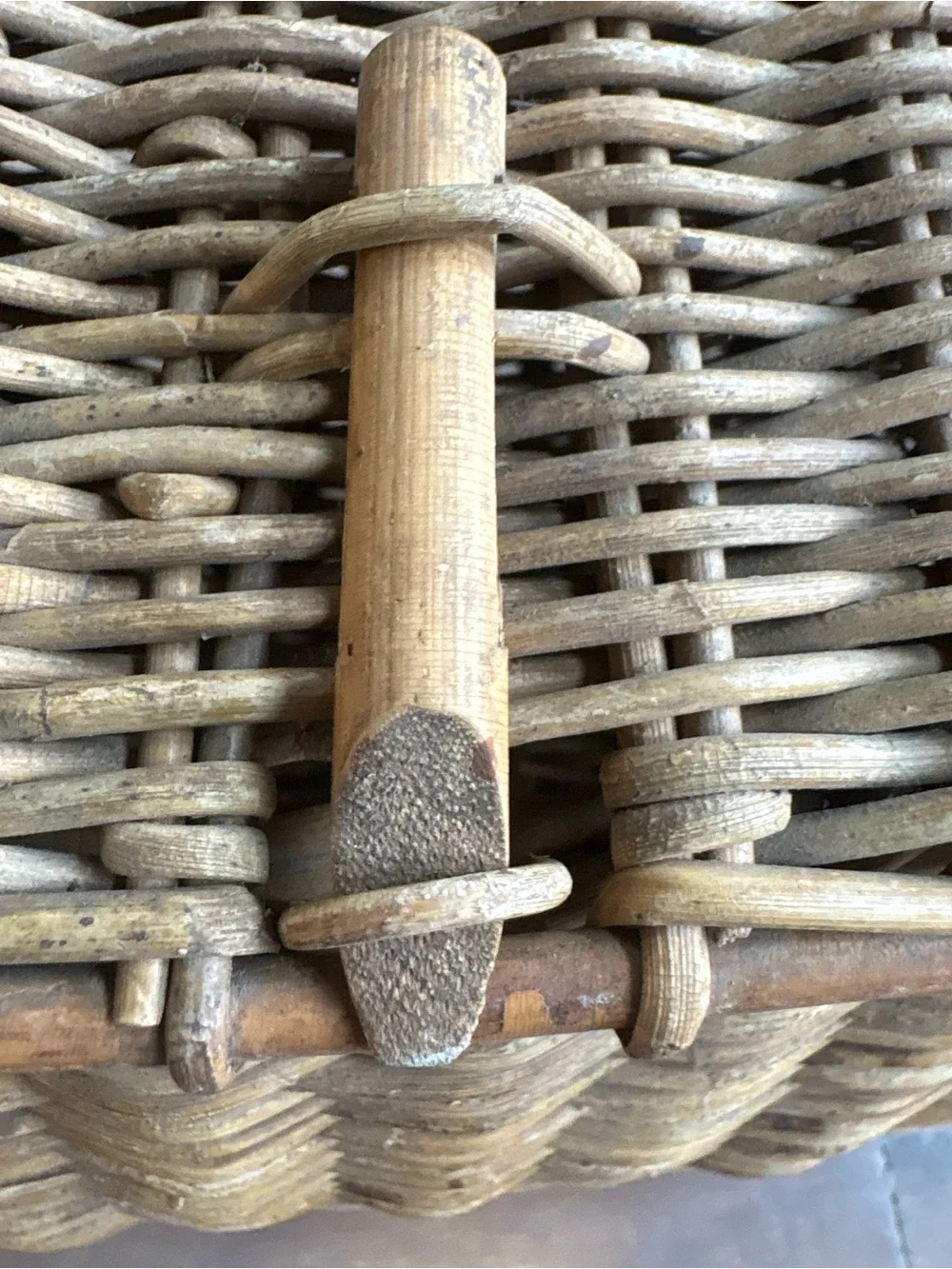 Woven Rattan Fishing Creel Basket with Lid - Natural Brown